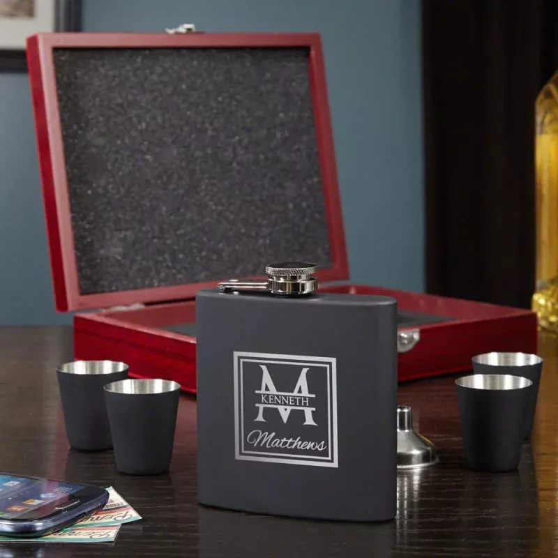 engraved-flask-set-with-shot-glasses Engraved Flask Set with Shot Glasses