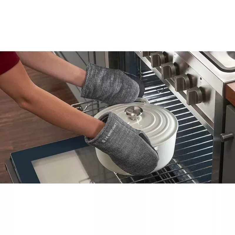 le-creuset-mini-oven-mitts-set-2 Le Creuset Mini Oven Mitts Set-2